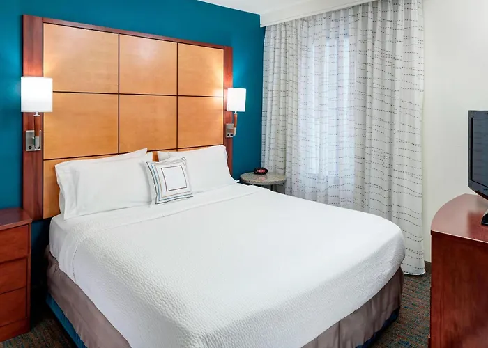 By Marriott Chicago Forest/mettawa